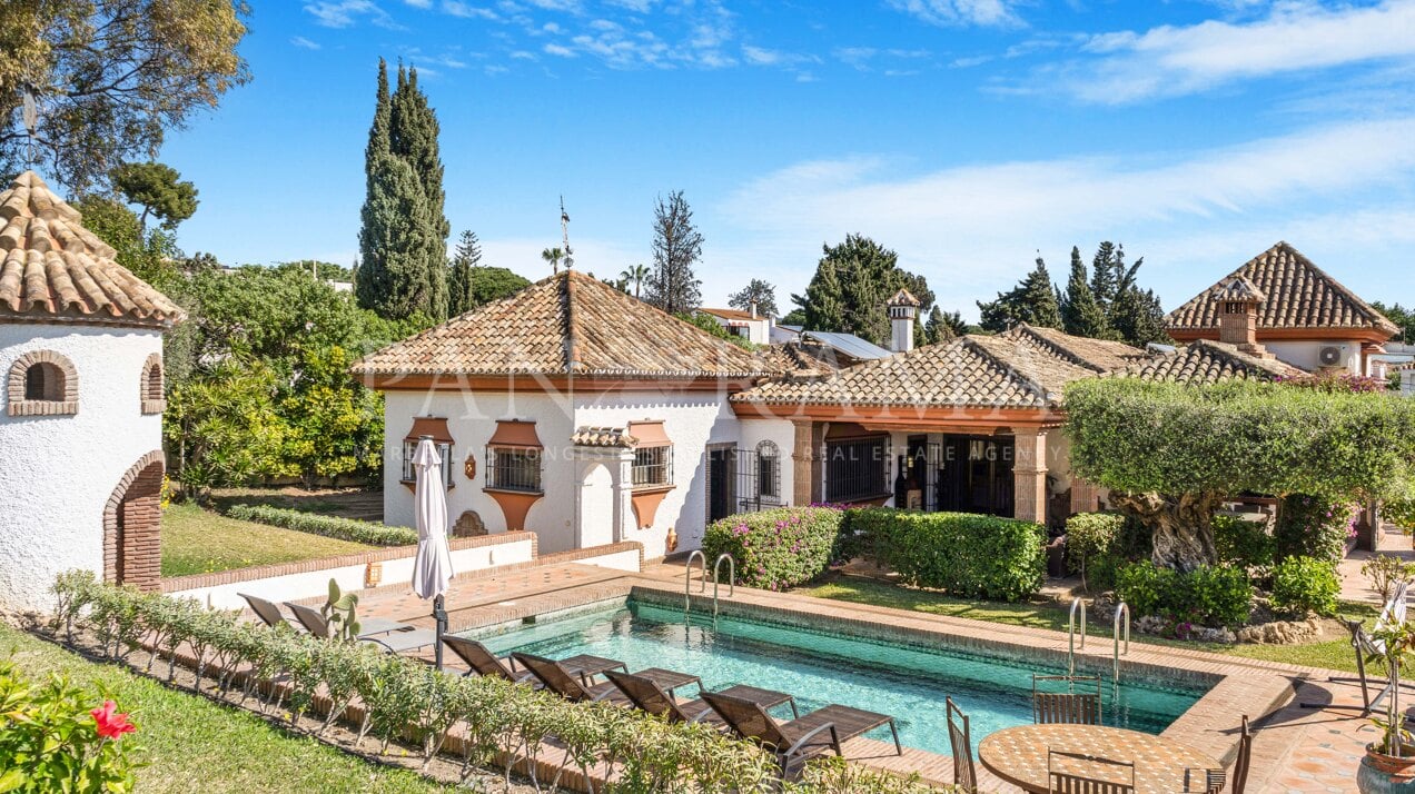 Preciosa villa de estilo andaluz junto a la playa en Costabella