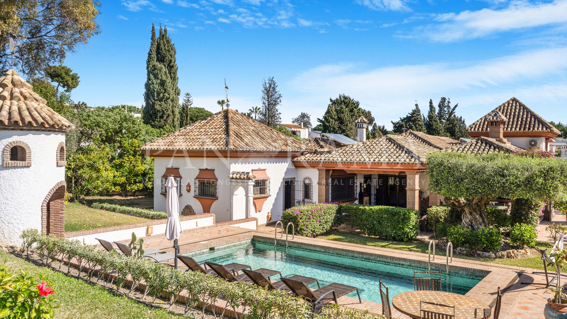 Prachtige Andalusische villa naast het strand in Costabella