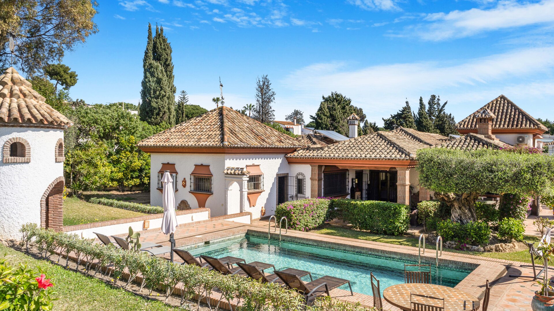 Prachtige Andalusische villa naast het strand in Costabella