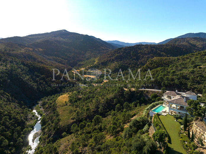 Stunning masterpiece on the edge of a natural park in Benahavís