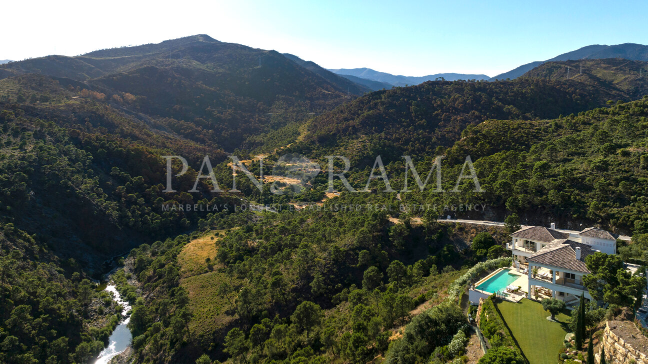 Stunning masterpiece on the edge of a natural park in Benahavís