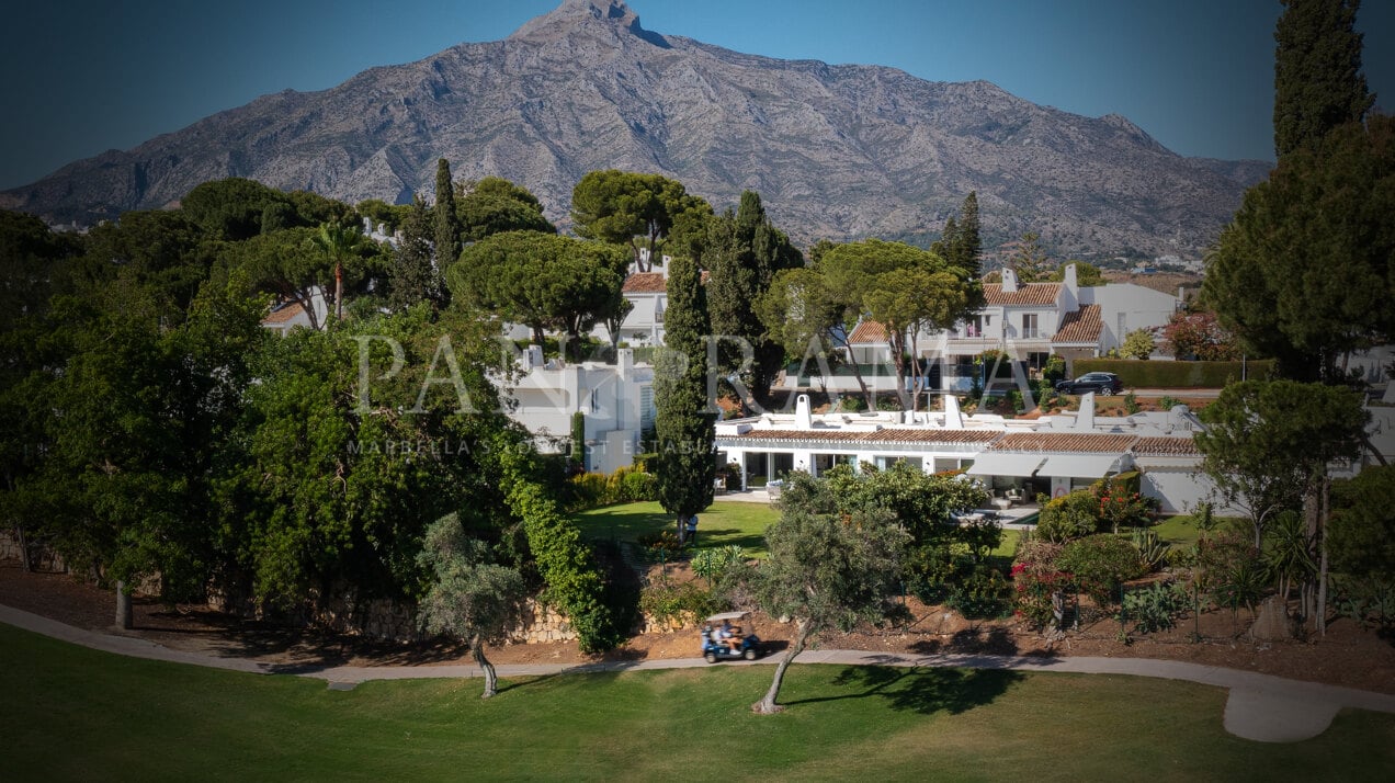 Casa moderna en una parcela en primera línea de golf en una comunidad cerrada junto al Aloha Golf Club