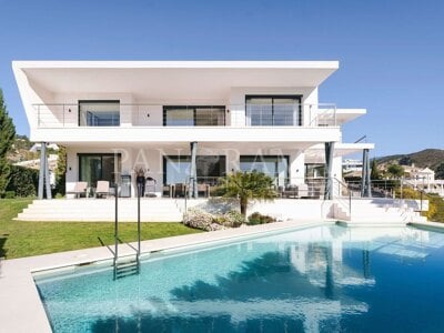 Villa contemporánea en Lomas de La Quinta en una comunidad cerrada