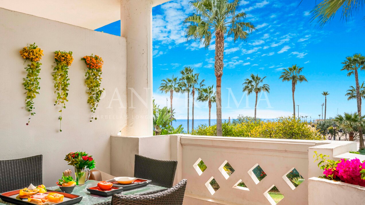 Beautiful beachfront flat within a luxurious community in Puerto Banús