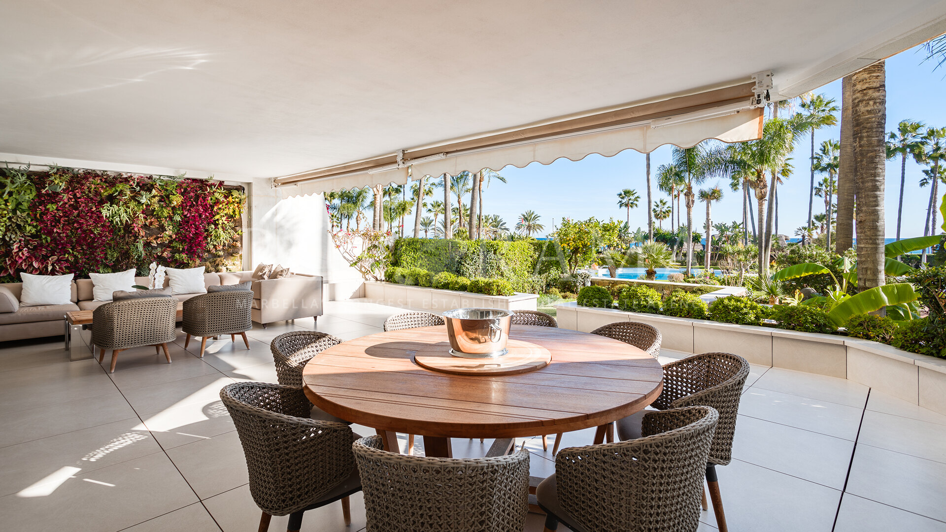 Hervorragende Gartenwohnung in Los Granados, einer renommierten Wohnanlage direkt am Strand in Puerto Banús