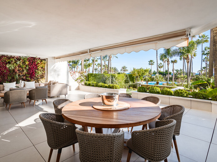 Hervorragende Gartenwohnung in Los Granados, einer renommierten Wohnanlage direkt am Strand in Puerto Banús