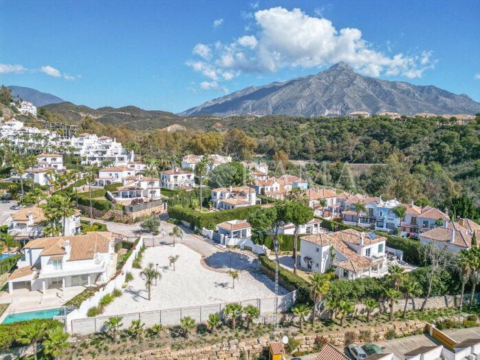 Parcela con proyecto básico para una villa moderna en Marbella Country Club